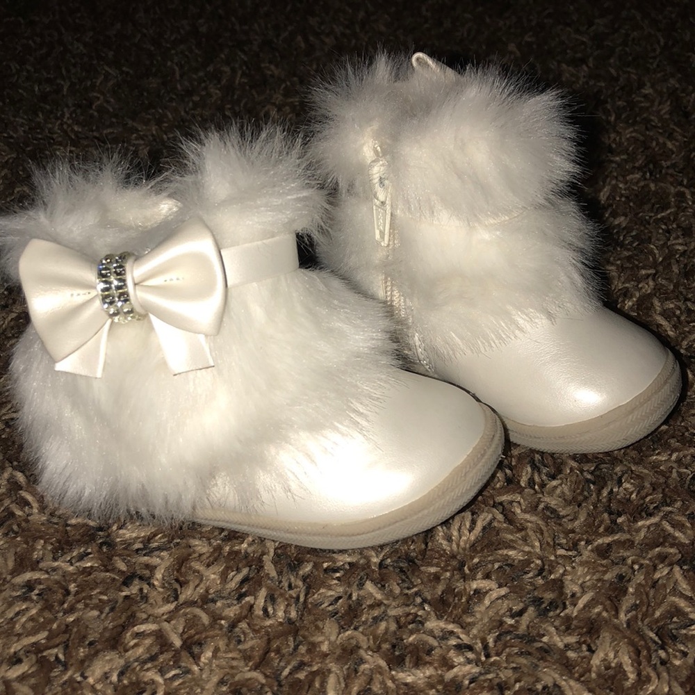 OSHKOSH baby/toddler girls Alivia white fur boots